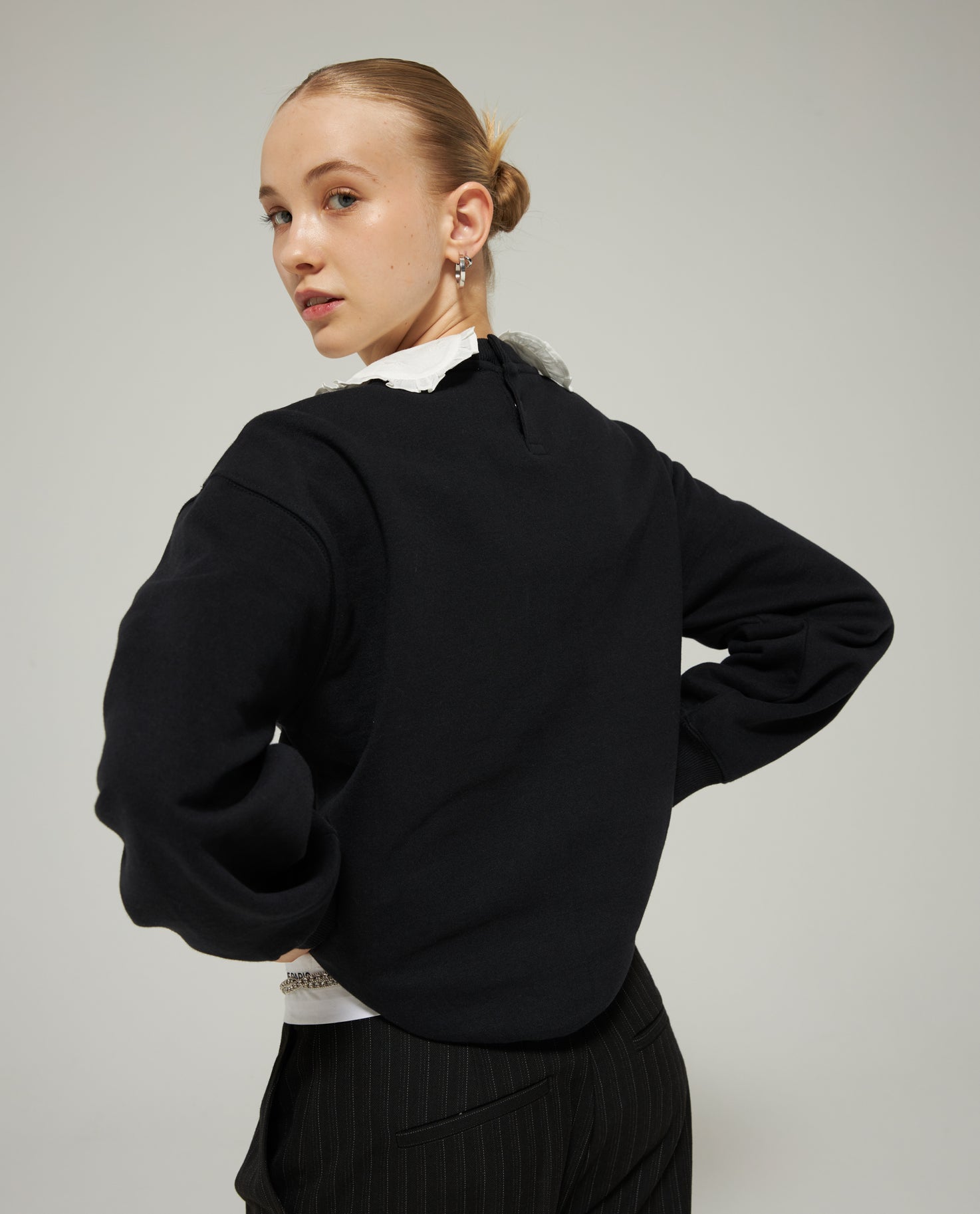 ROMANTIC COLLAR SWEATSHIRT